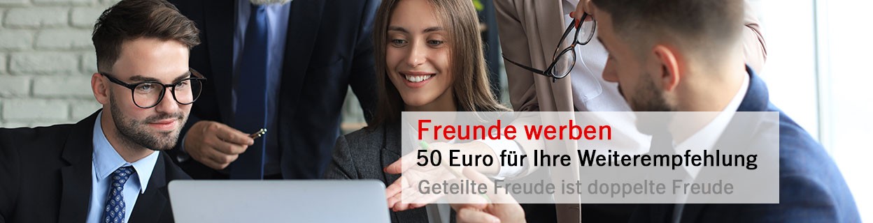 Sie befinden sich auf der Content-Seite für Freunde werben. Foto zeigt drei junge Erwachsene vor einem Laptop Computer. Ein Bestandskunde, d.h. Werber erklärt zwei Interessenten das Thema Online Sparen.
